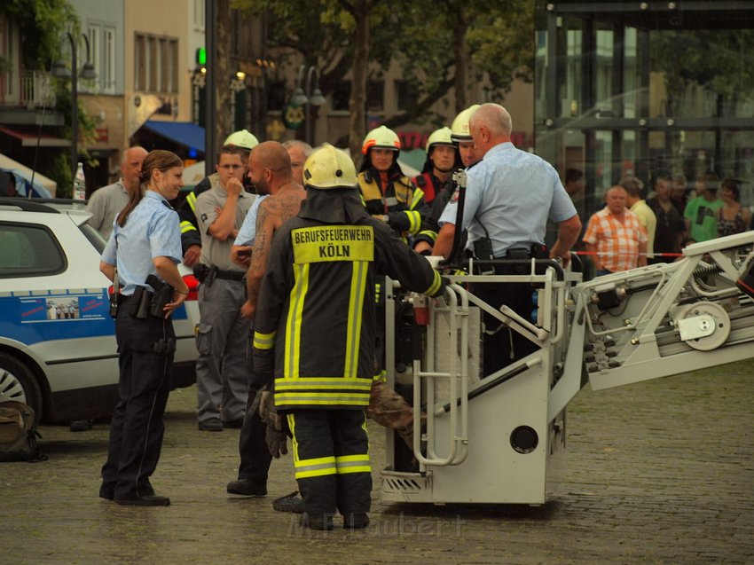 2 Denkmalkletterer hielten Feuerwehr und Polizei in Trapp Koeln Heumarkt P201.JPG